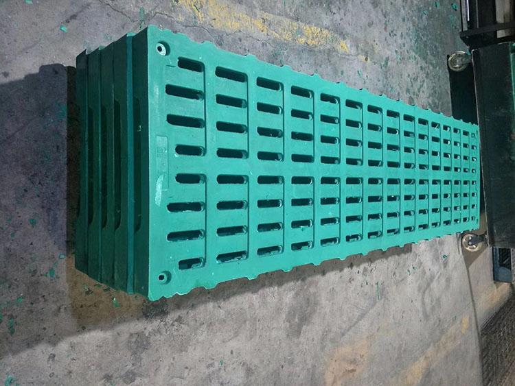 315吨四柱液压机加工复合漏粪板成品