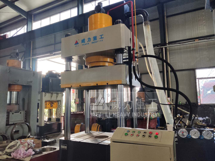 四柱液压机配合热压模具加工