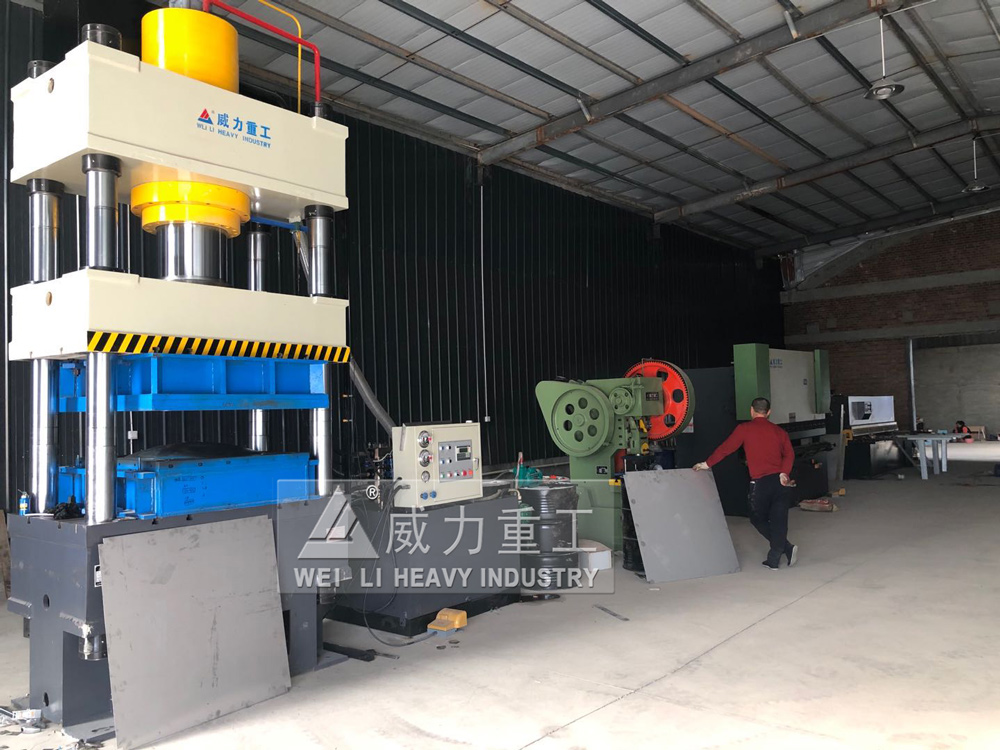 不锈钢水箱液压机加工过程