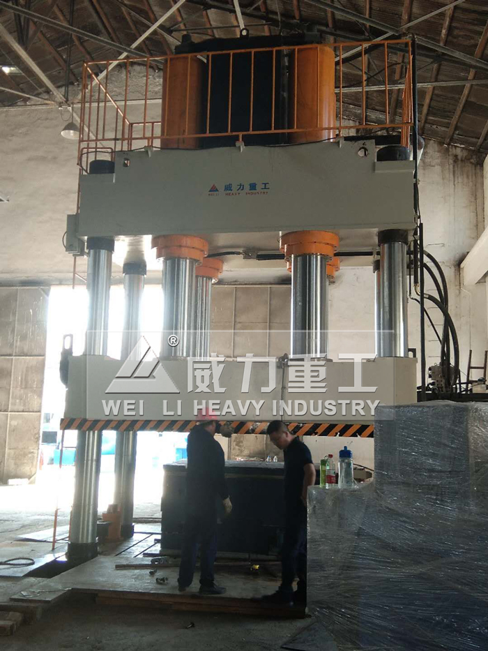 2000吨汽车导流罩成型液压机
