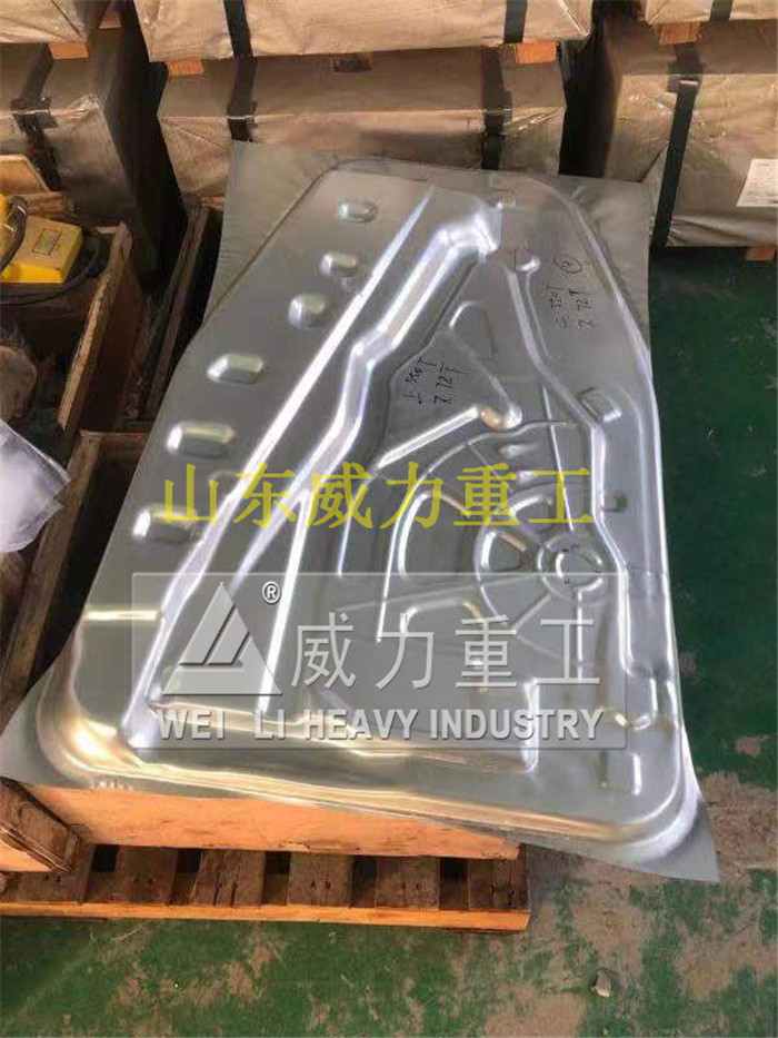四柱液压机压制汽车门板成品